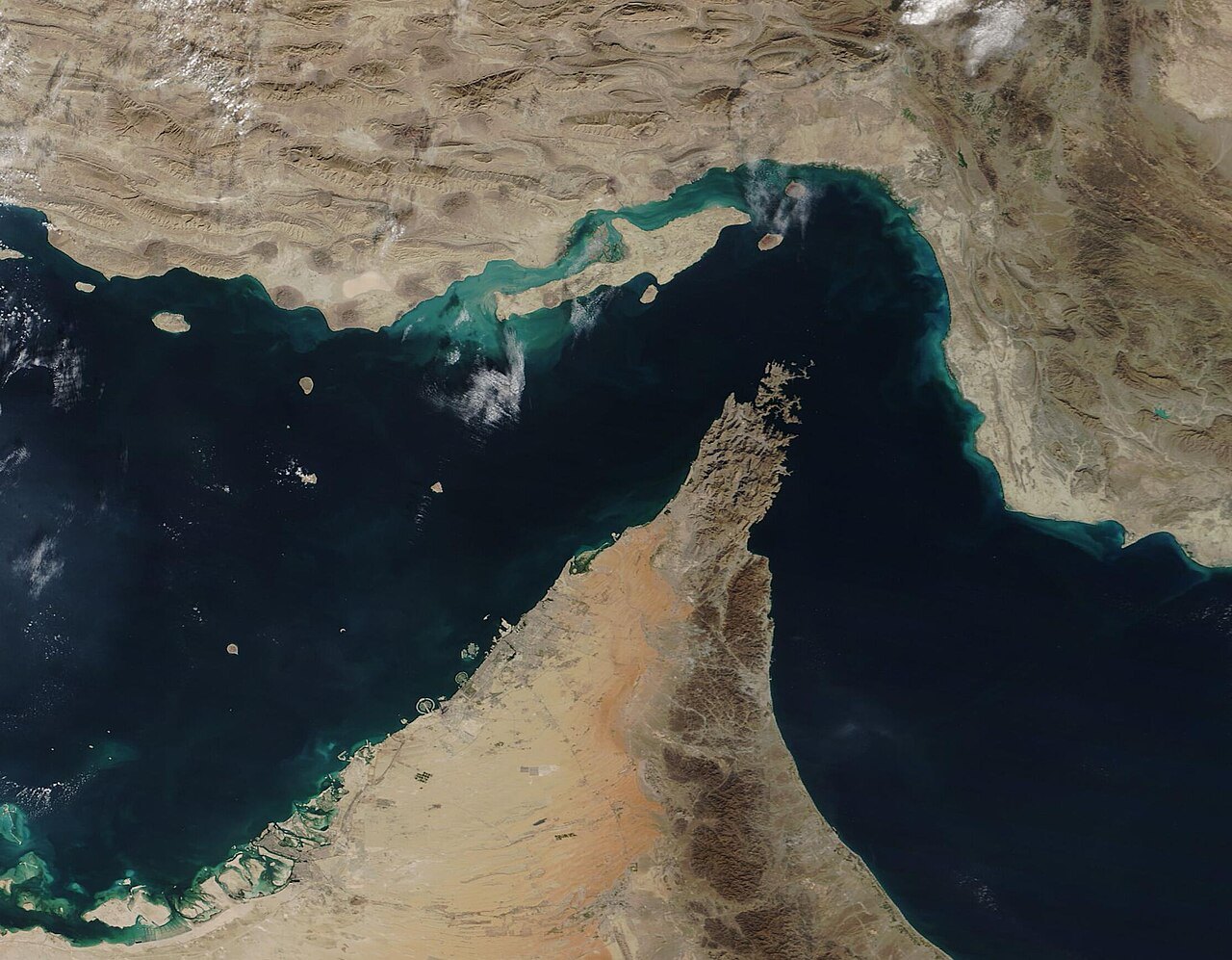 الحرس الثوري: ناقلتان عملاقتان تشتعلان بعد اصطدامهما بألغام في مضيق هرمز