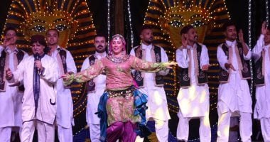 7 فرق شعبية تقدم عروضها الفنية أمام الجمهور وسط مدينة أبوسمبل.. فيديو وصور