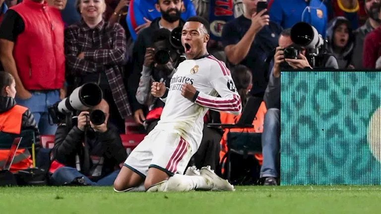 غلاف مبابي ينفرد برقم تاريخي أمام برشلونة في الكلاسيكو.. ماهو؟