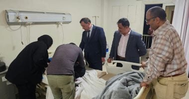 مدير تعليم بنى سويف يزور طالب أصيب إثر سقوط قطعة مواد بناء عليه