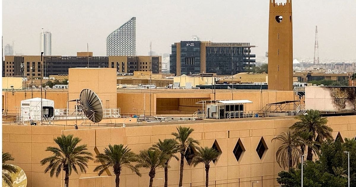 السفارة الأمريكية في الرياض تأمر بمغادرة موظفيها "غير الأساسيين" وعائلاتهم